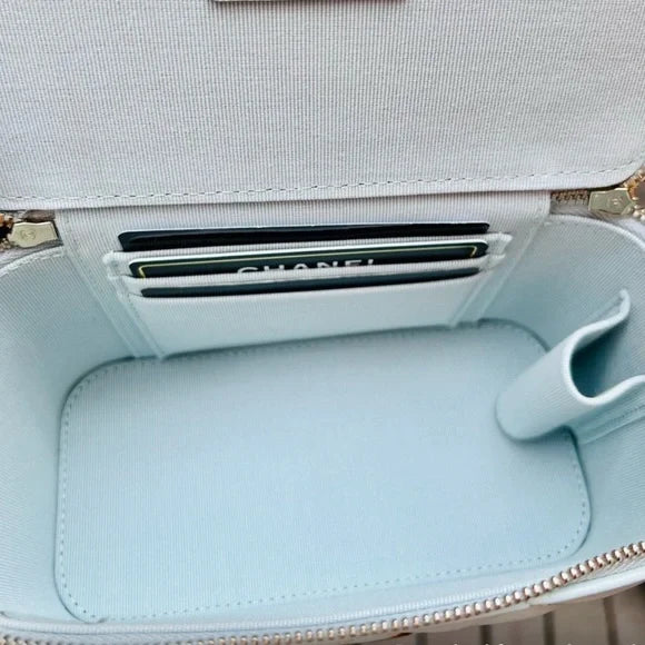 CHANEL – Cuir Blanc