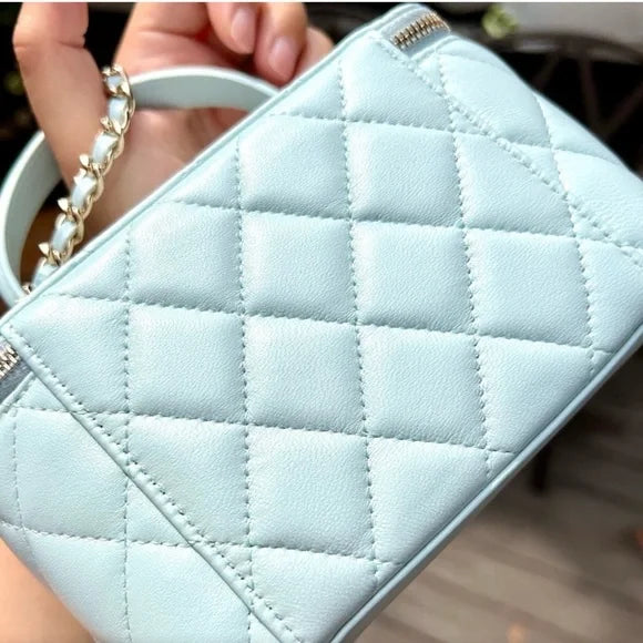 CHANEL – Cuir Blanc