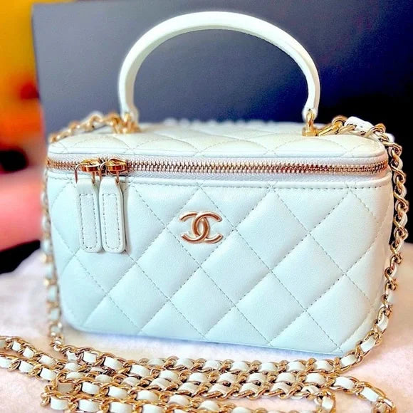 CHANEL – Cuir Blanc